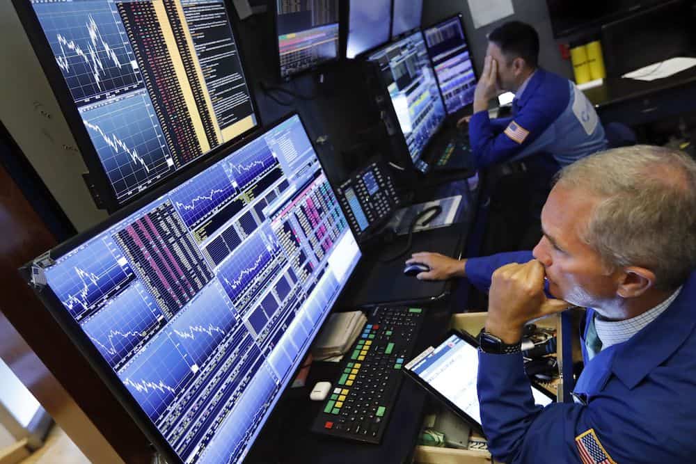 Мужчина взрослый сидит за компьютерной клавиатурой и монитором, лицо в кадре.